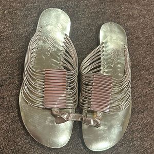 EUC Fergie sale e Sunny Gold Sandals 5.5 shoe slip on open toe casual dress cute